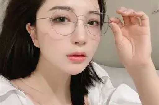 75岁的刘晓庆与网红王婆同台全程冷脸少互动被质疑是耍大牌！