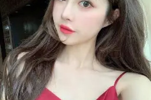 大衣哥朱之文中途罢演引发热议。他在景区登台表演到一半骤然停演并非设备故障而是难以忍受现场高温无法继续演出